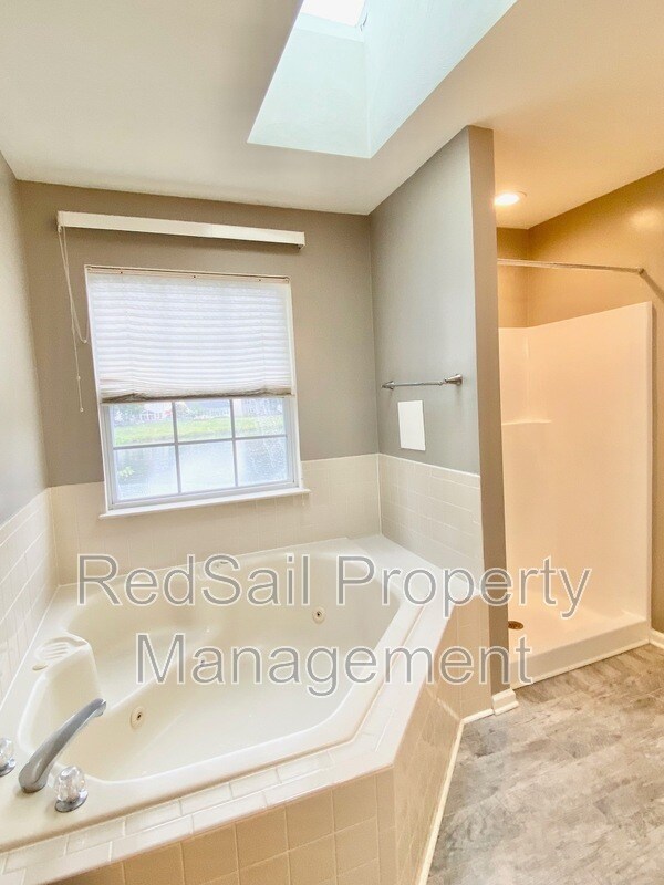 Building Photo - 913 Foxboro Dr
