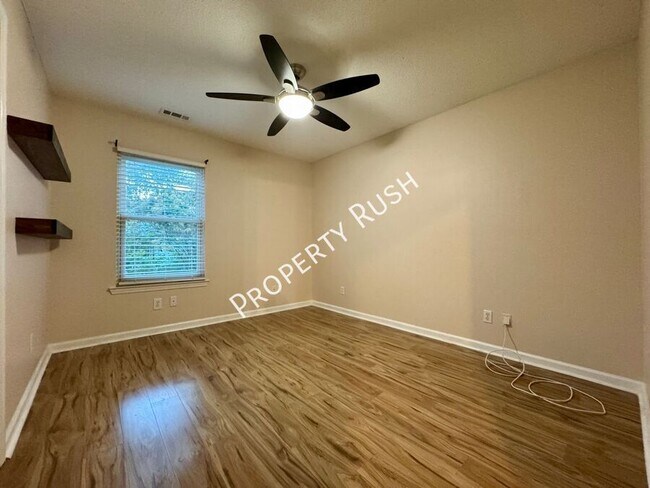 Building Photo - 1110 Fernway Cir