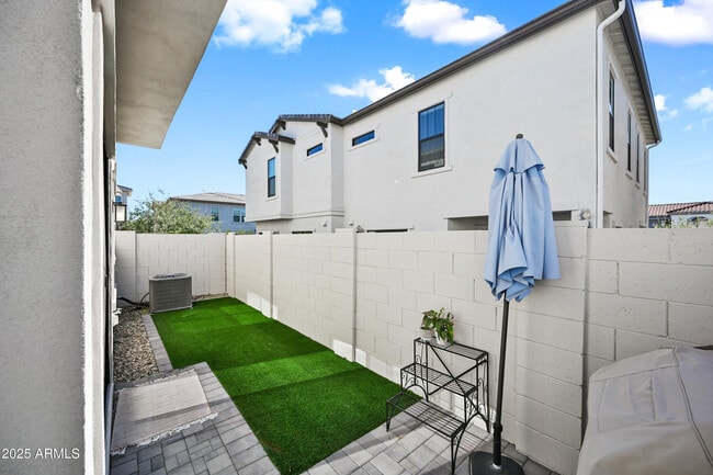 Building Photo - 4827 E Village Dr