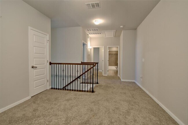 Building Photo - 504 Hummingbird Ln