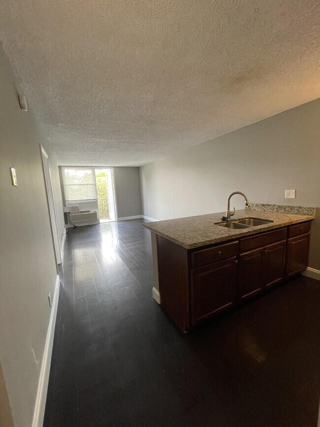 Building Photo - 2701 Riverside Dr
