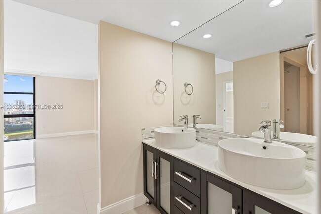 Building Photo - 3675 N Country Club Dr