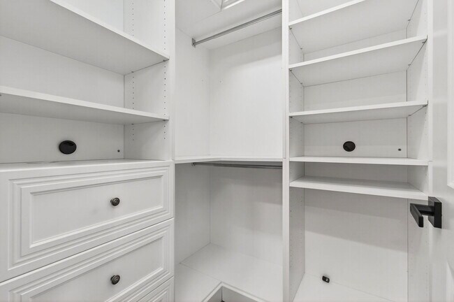 Building Photo - 19886 Meadowside Ln