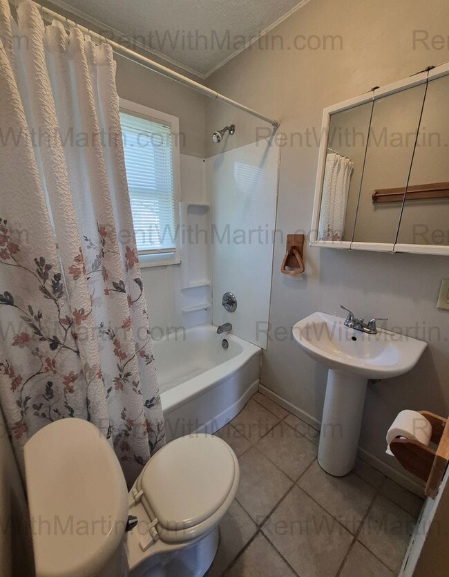 Building Photo - FOR RENT- 2 bedrooms on Ackermant! Pets Ok!