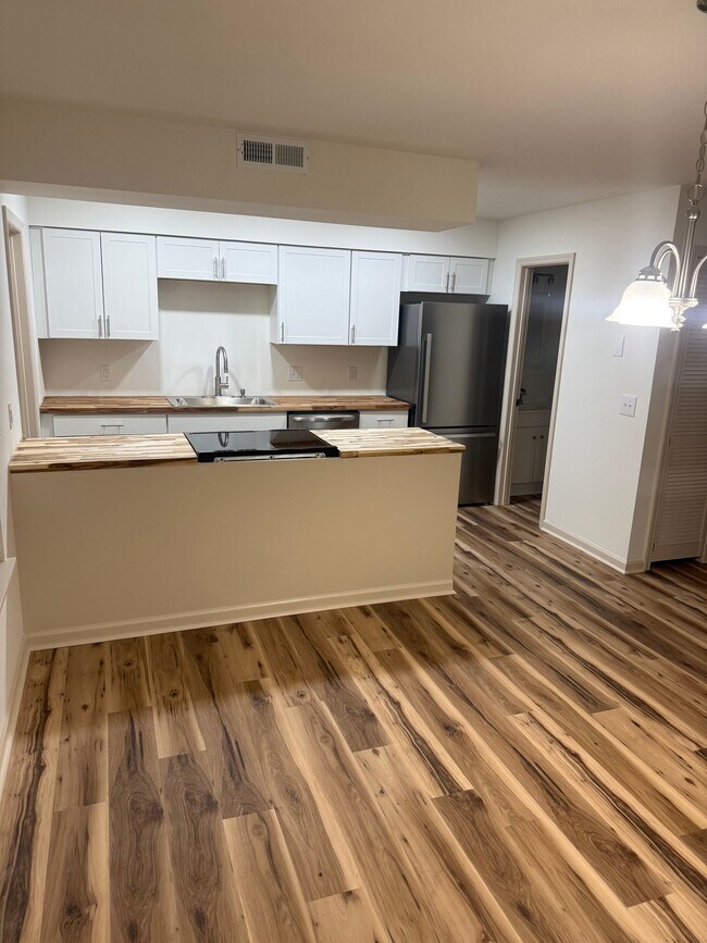 Building Photo - 5769 Dewsbury Ln