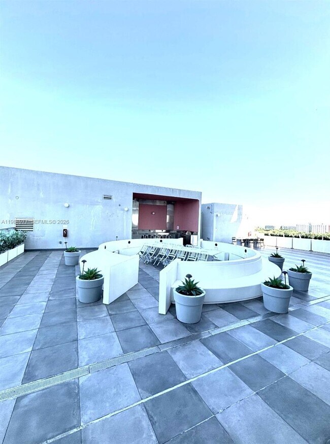 Building Photo - 2000 Metropica Wy