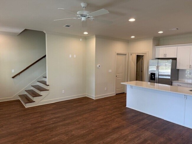 Building Photo - Beautiful 3 Bed 3.5 Bath House Available F...
