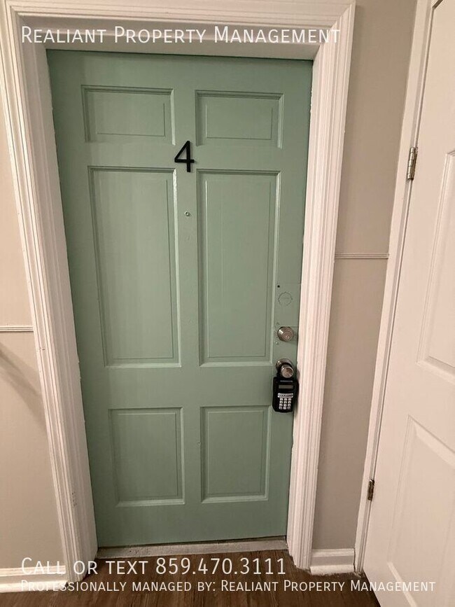 Building Photo - 2069 Fontaine Rd