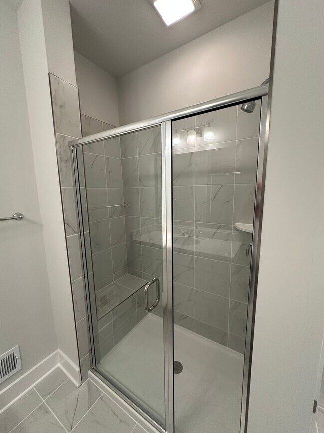 Building Photo - For Rent: Luxurious Short Pump Condo at Ga...