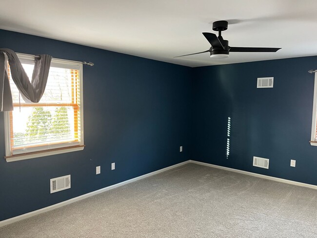 Building Photo - 5 Bedroom with 10 car parking less than 1 ...