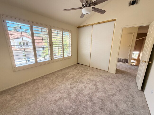 Building Photo - Beautiful 3 Bedroom, 2.5 Bathroom Newport ...