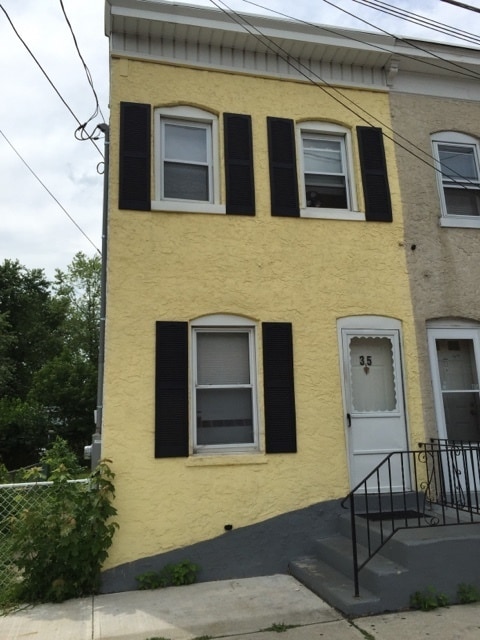Primary Photo - 35 Chase St