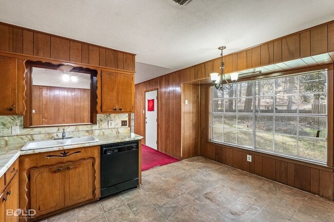 Building Photo - 2935 Salem Dr