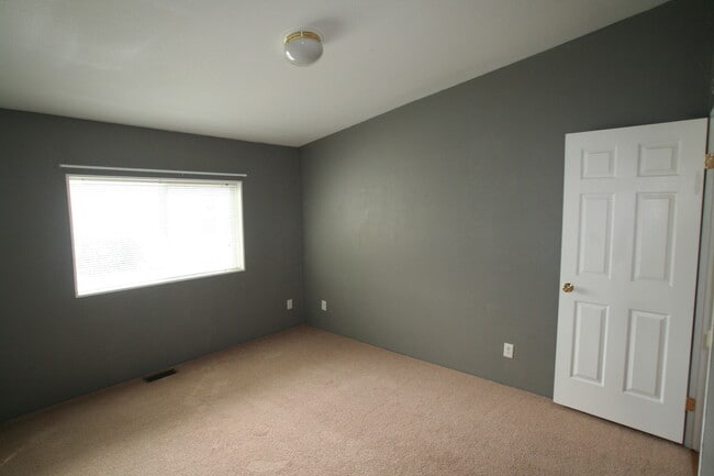 Building Photo - 3 bed 2 bath home with fireplace