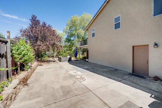 Building Photo - 4011 Prairie Falcon Dr