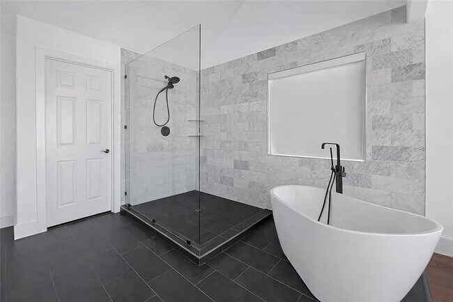 Building Photo - 110 SE G Ct