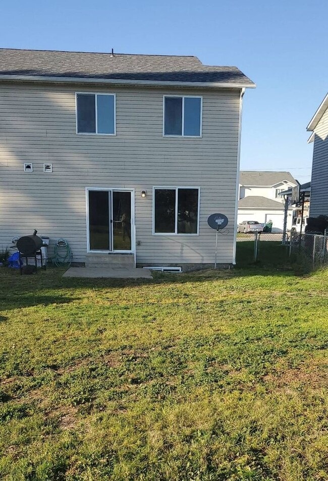 Building Photo - Wonderful 3 bedroom 2 bath Duplex in Post ...