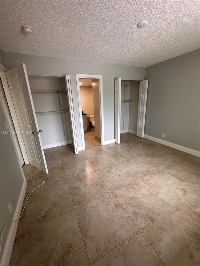 Building Photo - 9976 Twin Lakes Dr
