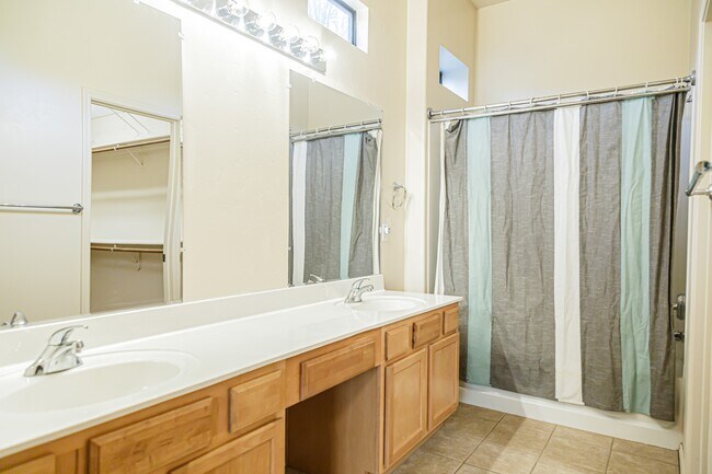 Building Photo - 7561 E Truces Pl