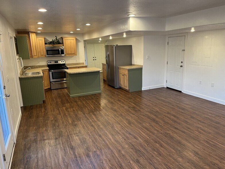 Building Photo - 862 E 140 N