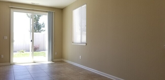 Building Photo - Large beautifully maintained newer home located in Demonte Ranch.