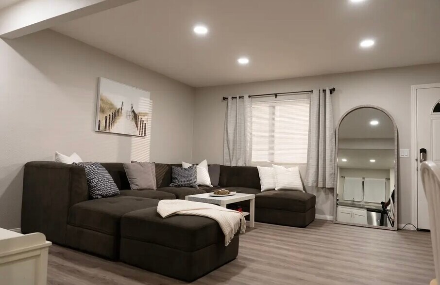 Building Photo - 6716 N Elman St