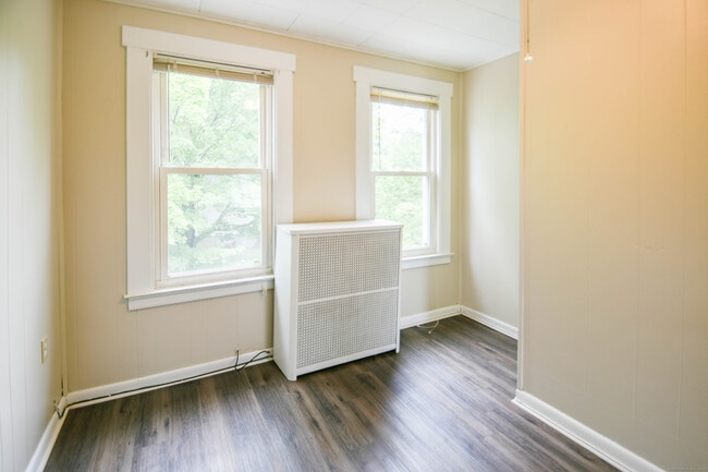 Building Photo - 82 Spindle Hill Rd