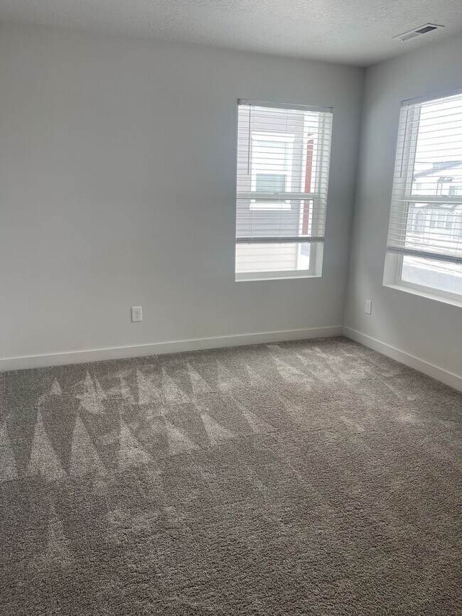 Building Photo - Beautiful Saratoga Springs Townhome for rent!