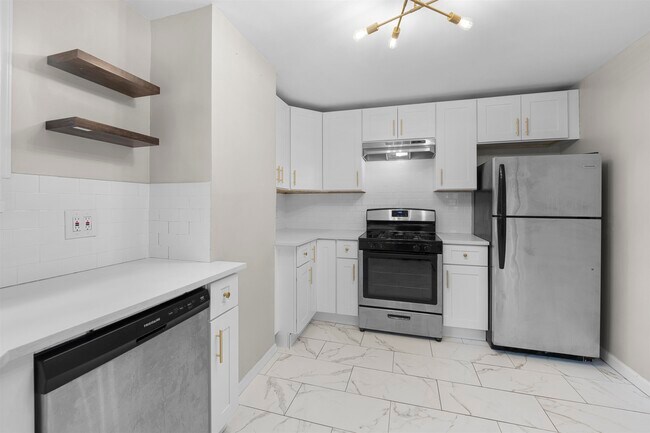 Building Photo - 173 MALLORY Ave