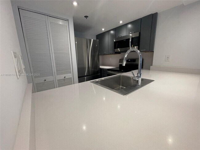 Building Photo - 540 Brickell Key Dr