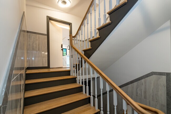 entrance - 611 W 49th St