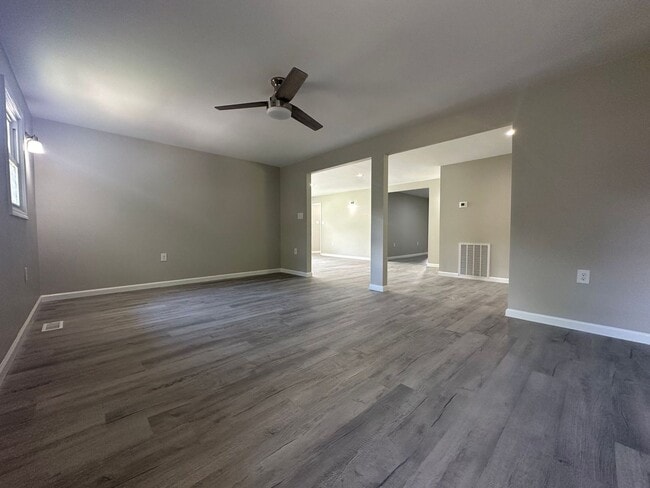 Building Photo - 607 New River Dr