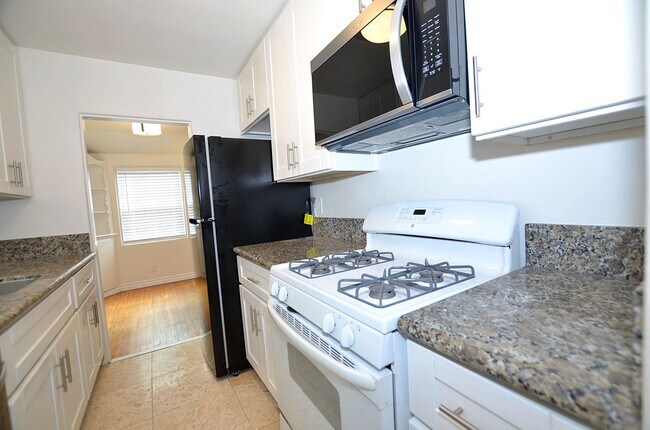 Building Photo - 1Bd/1Ba Home, large back yard. 1 Car garage.