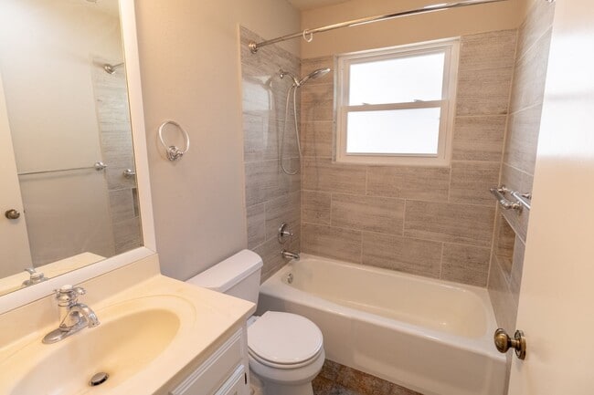 Building Photo - Gorgeous 3 Bedroom, 2 Bathroom Home in Aus...