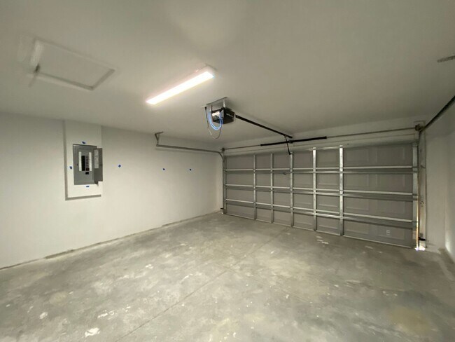 Building Photo - Custom Home - Desirable SE Ocala Neighborhood 3/2/2 **Won't Last**