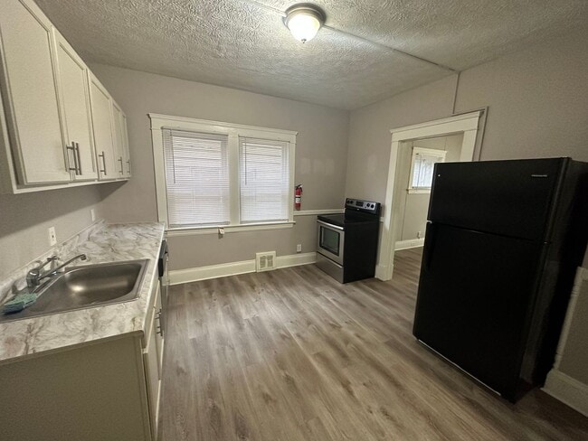 Building Photo - 3026 Monroe Ave