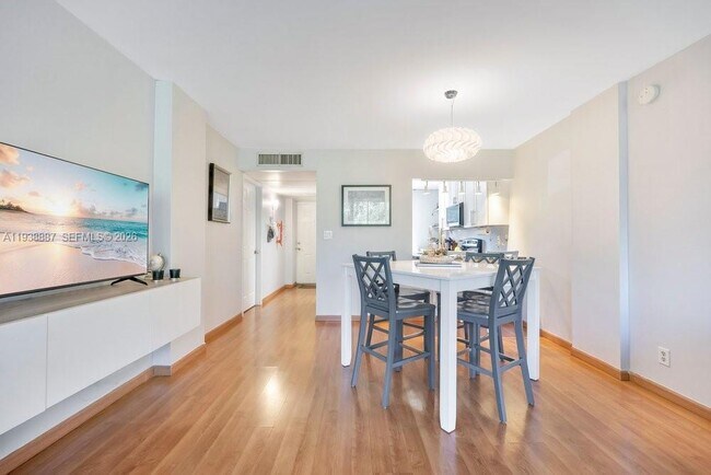 Building Photo - 105 Royal Pk Dr