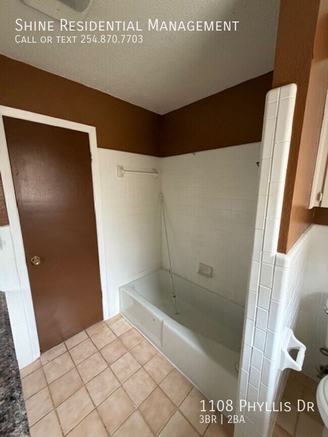 Building Photo - 1108 Phyllis Dr