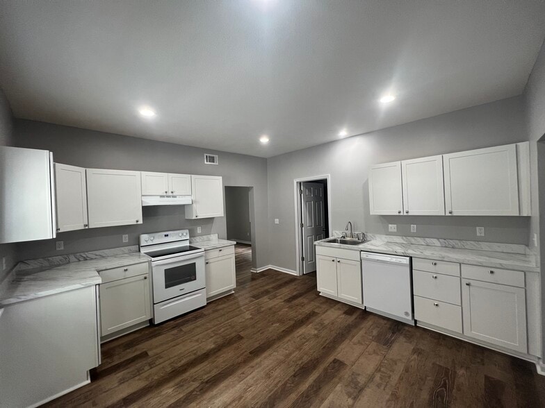 Kitchen - 641 Tenny Ave