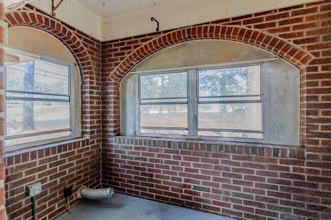 Building Photo - 2 Bed Home in Williamston With Bonus Room