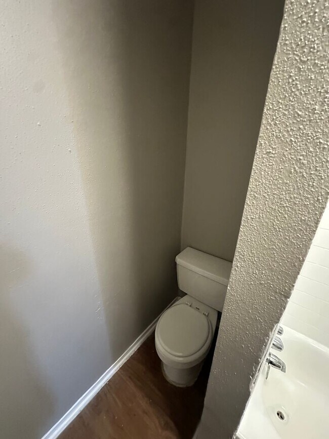 Building Photo - Brookview Duplex 6819