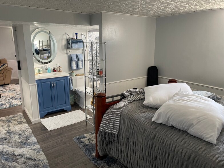 Queen bed with En-suite bathroom - 268 E 9000 S