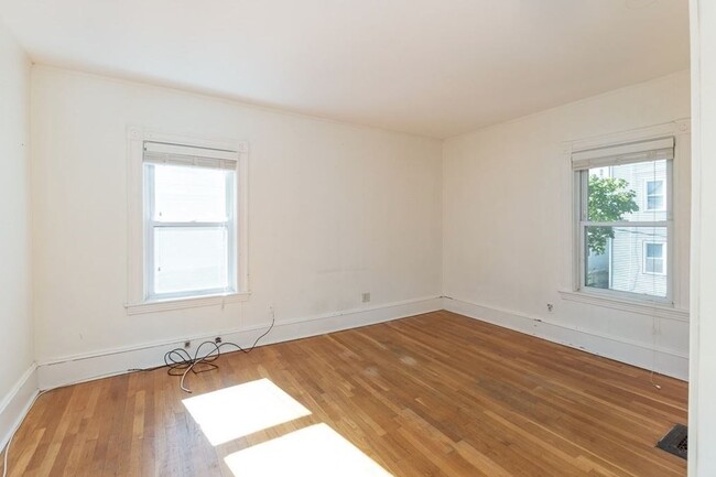 Building Photo - 40 Montfern Ave
