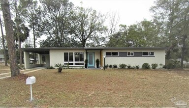 Building Photo - 814 Woodland Dr