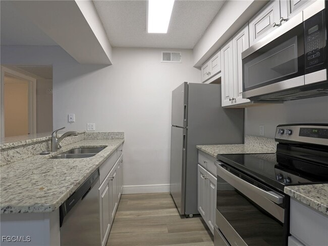 Building Photo - 5321 Summerlin Rd