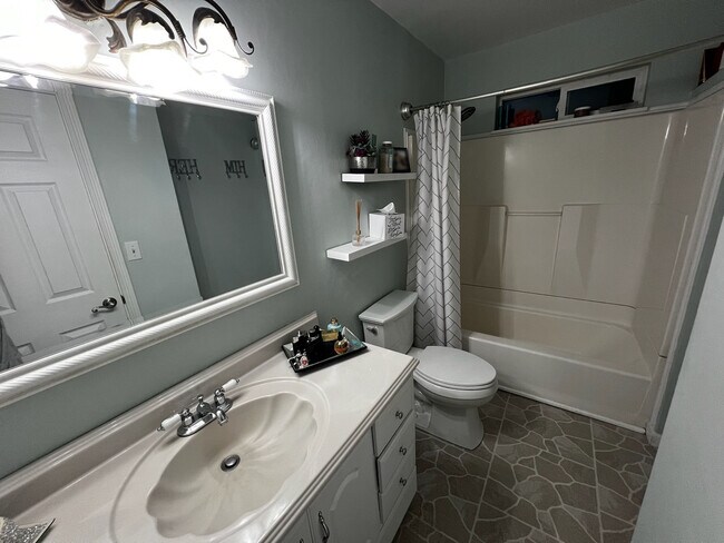 Bathroom - 4404 W Chestnut Ave