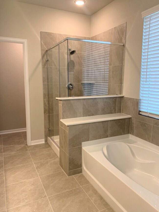 Building Photo - 4-Bedroom Home in Oak Creek - Highly Sough...