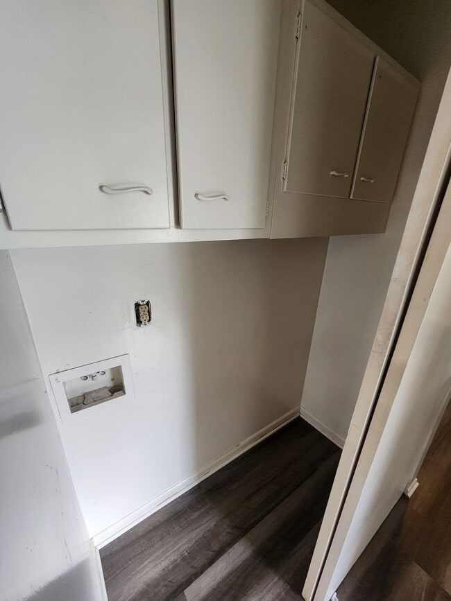 Building Photo - Updated 3 bedroom 1 bath in Fairdale with ...