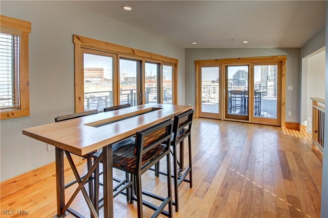 Building Photo - 425 W Lakeside Ave