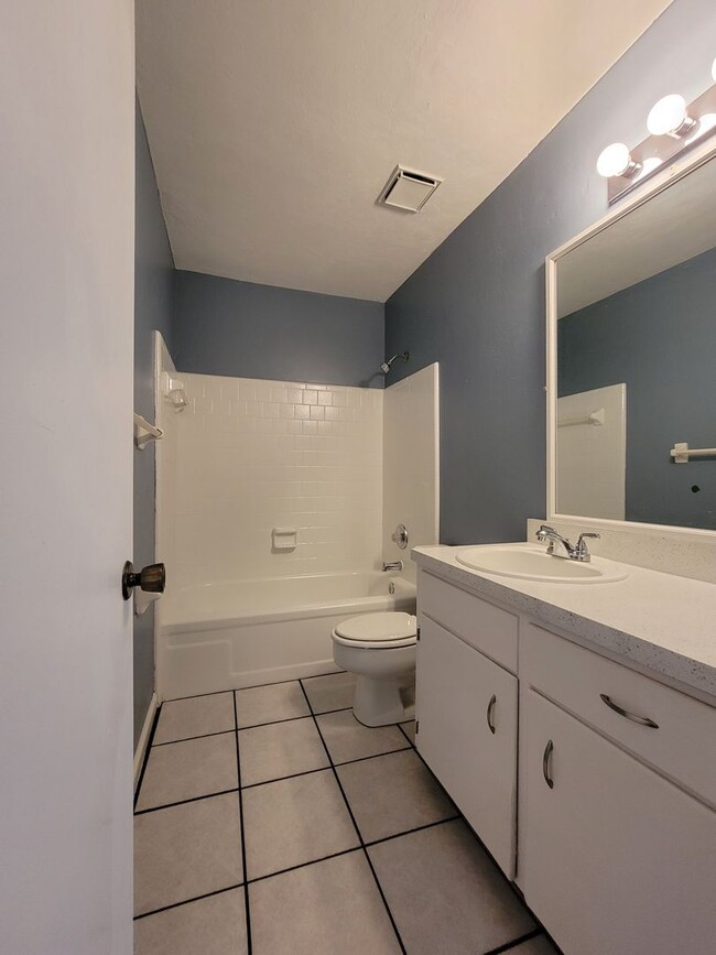 Building Photo - Spacious 3 bedroom duplex for rent in NE T...